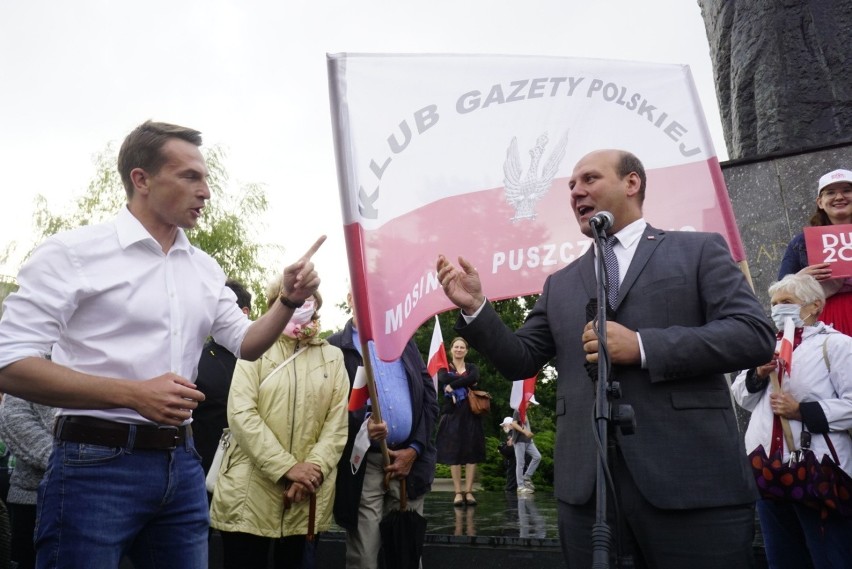 Przed drugą turą wyborów prezydenckich zwolennicy Andrzeja...