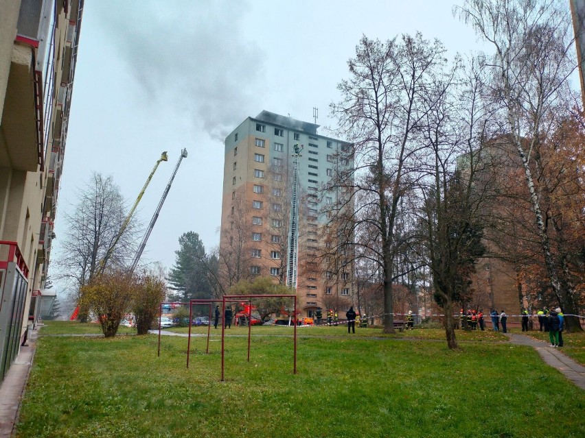 Kłęby czarnego dymu nad Cieszynie. Płonie blok mieszkalny w Czeskim Cieszynie