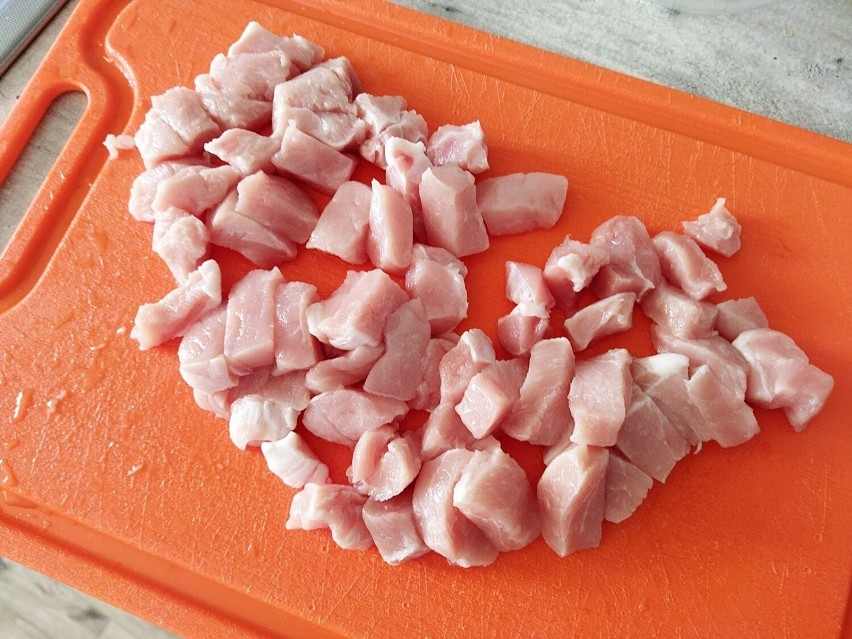 Pokrój schab w kostkę. Dopraw mięso szczyptą soli i pieprzu.