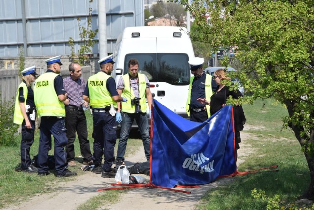 Około godziny 12 w sobotę tragedia rozegrała się w rejonie ulicy Tarnowskiej w Kielcach. Tu - jak wstępnie ustalili policjanci - opel movano podczas cofania przejechał kobietę. Piesza zginęła na miejscu. Kierowca samochodu był trzeźwy. W tej chwili na miejscu nieszczęścia pracują policjanci.

