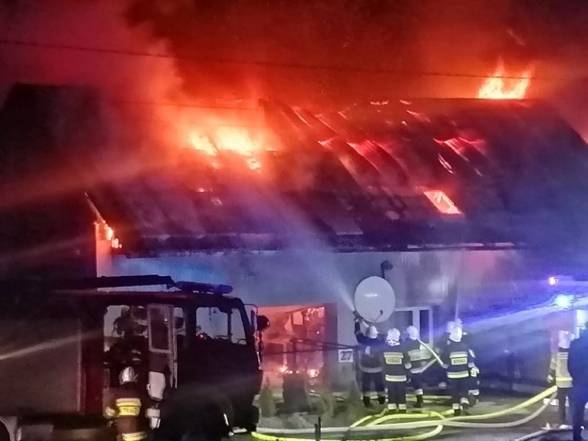 Nocny pożar domu w Lanckoronie. Spłonęło niemal całe poddasze. Właściciel posesji doznał poparzeń [ZDJĘCIA]