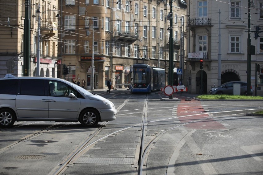 Kraków. Niekończące się poprawki na ulicy Krakowskiej. Zamontują na niej 300 znaków i 130 słupków ozdobnych [ZDJĘCIA]