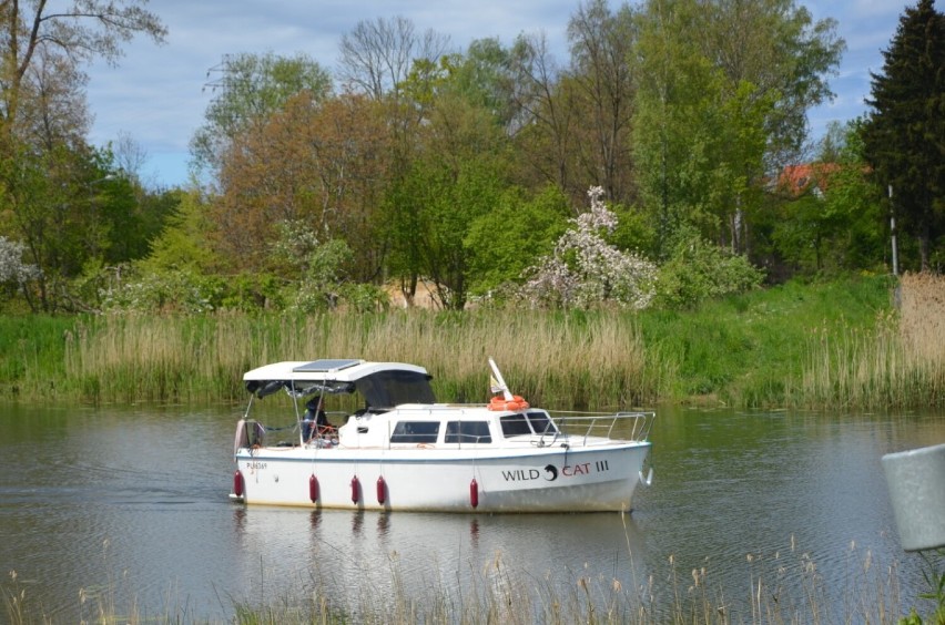 Lato na łódce.Wracamy na rzeki.Płyniemy białą łódką po żuławskich rzekach i Zalewie Wiślanym. 