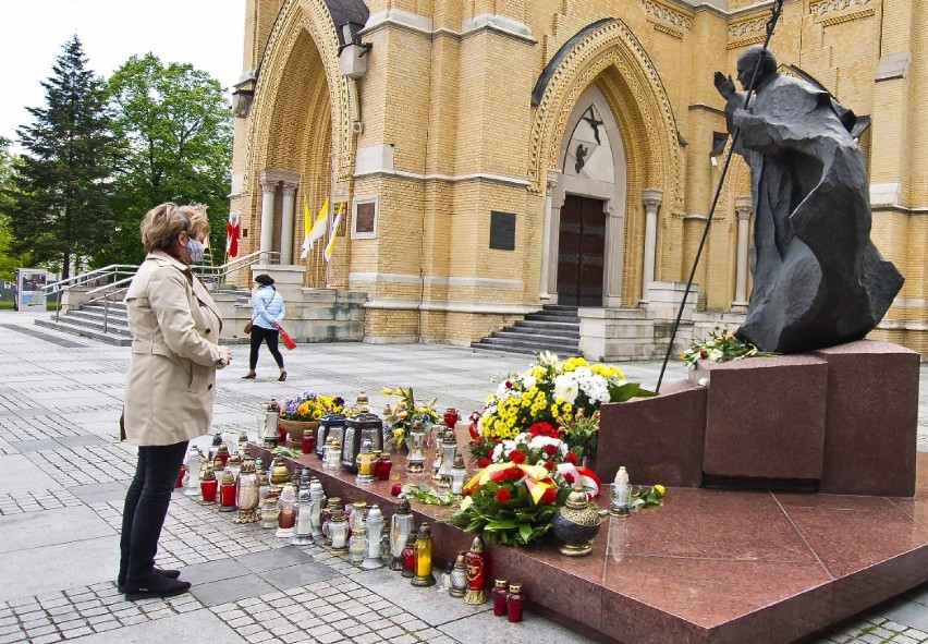  Łódź pamięta o setnych urodzinach Jana Pawła II. Przed pomnikiem papieża złożono kwiaty 