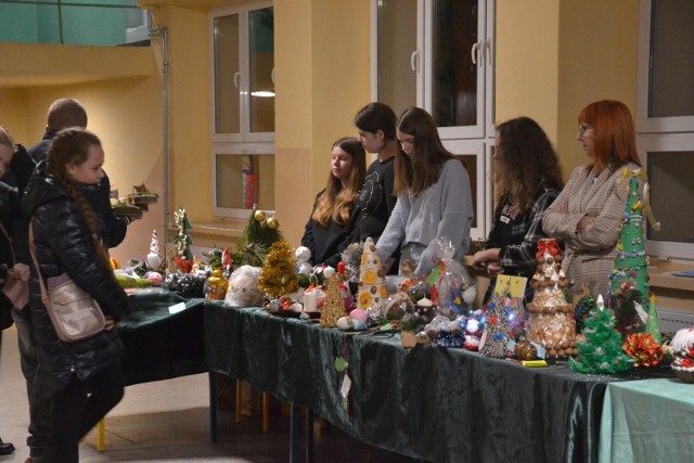 W Szkole Podstawowej nr 3 w Lipnie przy okazji wywiadówek zorganizowano kiermasz bożonarodzeniowy. Zbierali na wyjątkowy prezent dla szkoły.
