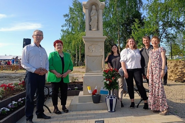 Takie marzenie od wielu lat mieli mieszkający w Zręczycach państwo Halina i Marek Kasprzykowie (po lewej), którzy ufundowali figurę. Stanęła ona nieopodal domu i sklepu, który prowadzą.