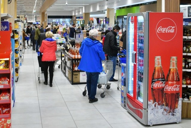 Przed długim weekendem sklepy przeżywają prawdziwe oblężenie. To już ostatni moment aby zrobić zakupy przed majówką, ponieważ sklepy zostaną otwarte dopiero we wtorek, 4 maja. Jeśli dopiero teraz wybieracie się na zakupy musicie uzbroić się w cierpliwość.