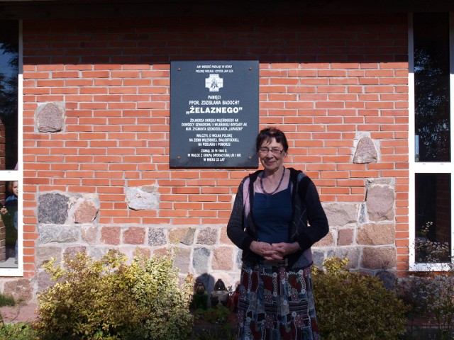 Lidia Lwow - Eberle, żołnierz podziemia niepodległościowego, przy tablicy poświęconej "Żelaznemu"