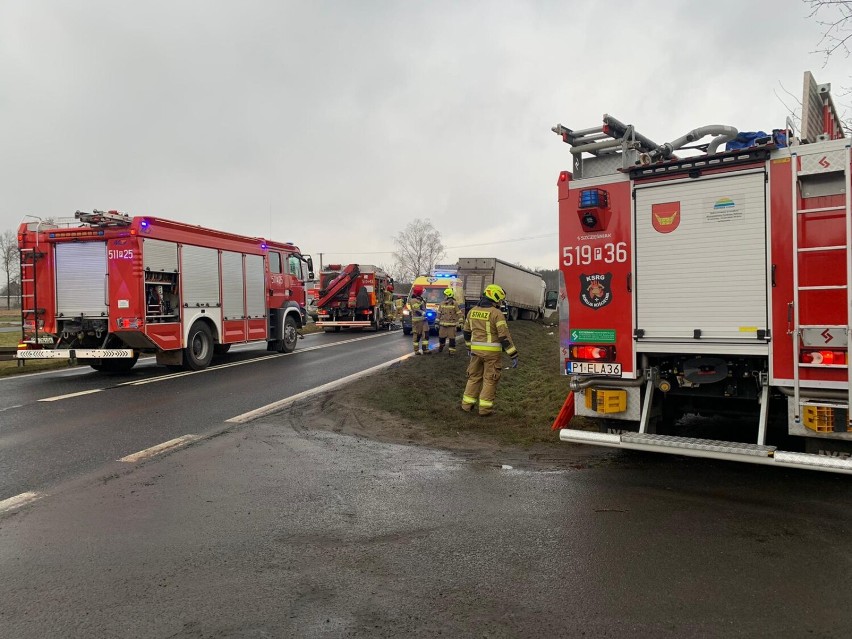 Wypadek z udziałem 2 ciężarówek i osobówki na obwodnicy Nowego Tomyśla [ZDJĘCIA]