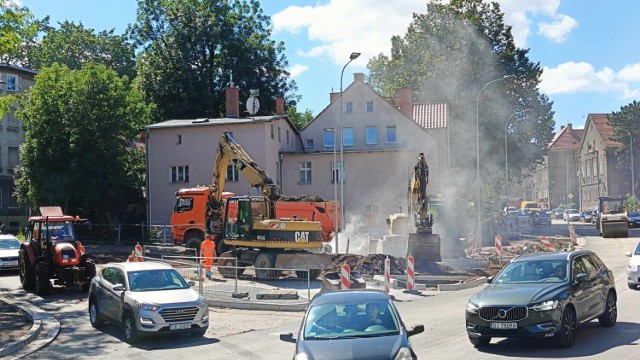 Zablokowany ruch w obu kierunkach an Sobięcinie w Wałbrzychu. Drogowcy leją asfalt
