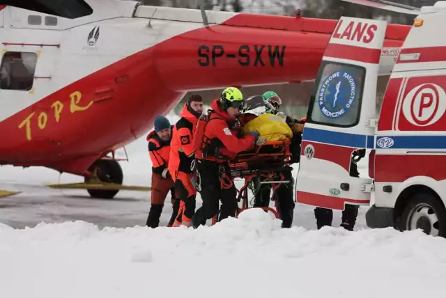 Ratownicy TOPR transportują cieżko rannego turystę w Zakopanem, 28 bm. Lawina śnieżna zeszła pod Kondracką Przełęczą.