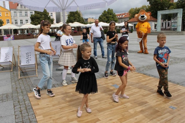 Piknik rodzinny na rynku w Chełmnie zorganizował Nicolaus Bank. W programie były  rodzinne potyczki ergometrach, układanie megapuzzli, konkursy z nagrodami,  taneczne warsztaty z Tymonem z Urban Dance School.