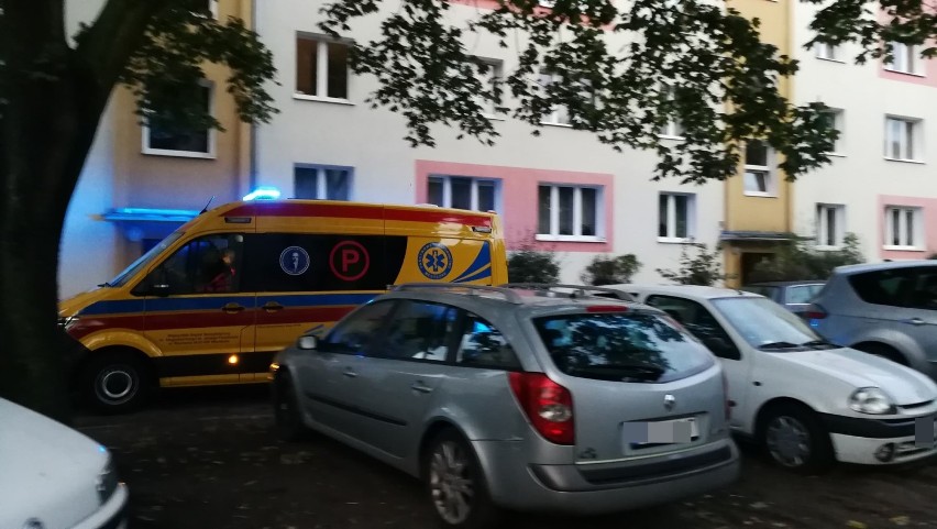 Mężczyzna zaatakowany nożem w szyję przed blokiem na ulicy Chopina we Włocławku [zdjęcia]