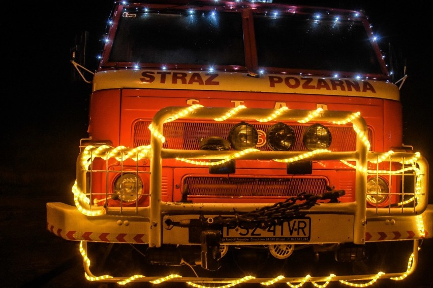 Obrzycko. Druhowie z OSP po raz kolejny ozdobili na święta... wóz strażacki! [ZDJĘCIA]