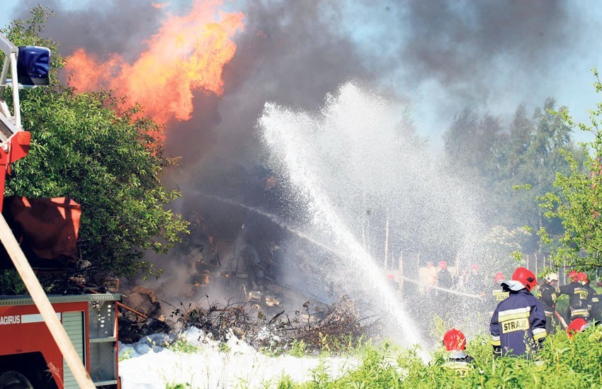 Przez kilka godzin strażacy gasili płonące zbiorniki.