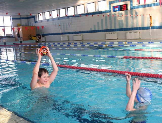 Na pływalni przy ul. Próchnika lekcje pływania ma ponad 700 uczniów miejskich szkół&#8233;