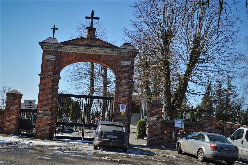 Przed Wszystkimi Świętymi czekają nas zmiany w organizacji ruchu przy cmentarzach w Rawiczu. Zobacz, gdzie możesz zaparkować samochód [MAPY]