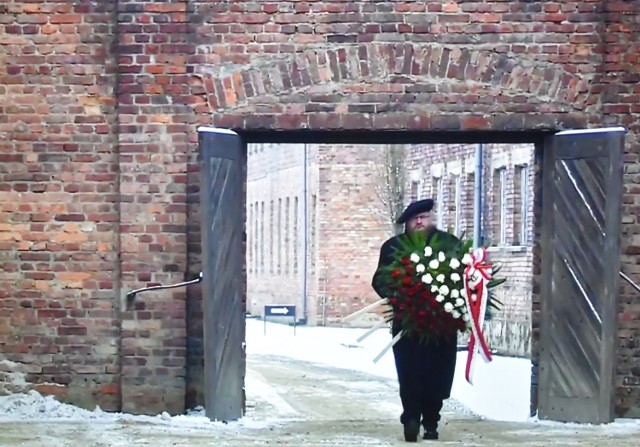 W dniu rocznicy wieniec pod Ścianą Śmierci w Auschwitz I oraz znicz przy pomniku w Birkenau – jako symbol pamięci i solidarności z Ofiarami – złożył dyrektor Muzeum Piotr M. A Cywiński