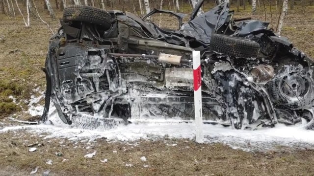 Do śmiertelnego wypadku w powiecie żarskim doszło w czwartek 4 marca po godz. 12.00. Na drodze między Zasiekami a Brodami zderzyły się dwa samochody osobowe. 

WIDEO: Z samochodów praktycznie nic nie zostało... Dramatyczny widok

autor nagrania: Janusz Stefańczak

- Do wypadku doszło na drodze w 289 na 5 km. Zderzyły się dwa samochody osobowe: dacia i audi. Dacią kierował mężczyzna, a audi kobieta. Śmierć w wypadku poniósł kierowca daci. Na miejscu pracują policjanci i prokurator. Na ten moment przyczyny tego zdarzenia nie są znane - informuje kom. Aneta Berestecka z żarskiej policji.

Droga jest zablokowana. Utrudnienia na pewno potrwają dłuższy czas. 

ZOBACZ TEŻ:
Bandyci włamali się do banku. Ich celem był bankomat