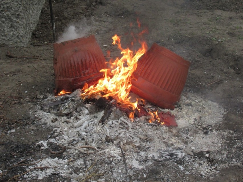 Niedobczyce: Spalał plastikowe doniczki w ognisku