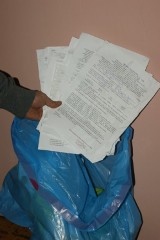 Dokumenty z danymi osobowymi znalezione na osiedlowym śmietniku