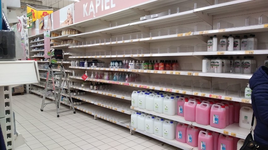 Koronawirus w Krakowie. Puste półki w niektórych sklepach! Brakuje podstawowych produktów