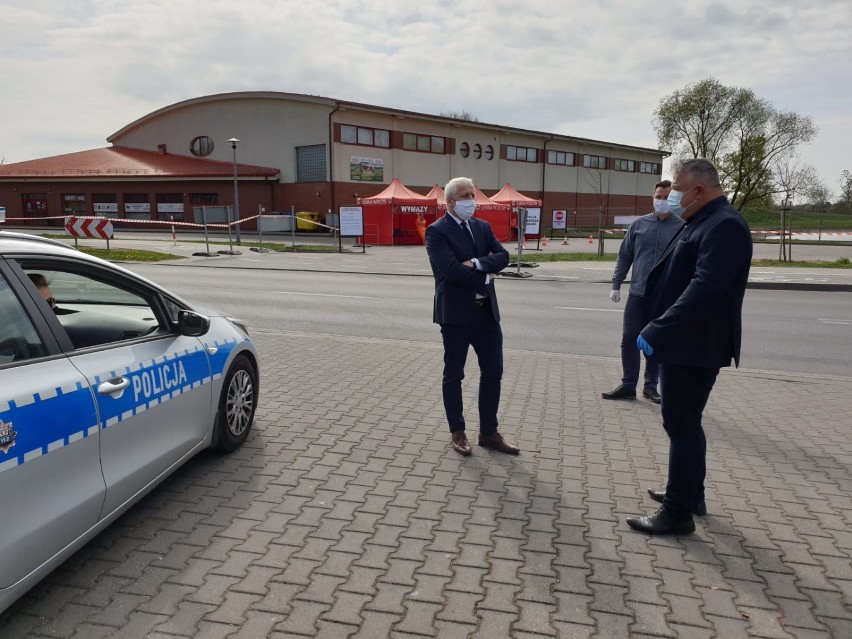 Na Dolnym Śląsku ruszają punkty testowe na koronawirusa drive-thru