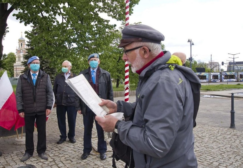 Łódź pamięta o 85. rocznicy śmierci marszałka Józefa Piłsudskiego. Przed pomnikiem złożono kwiaty i zapalono znicze