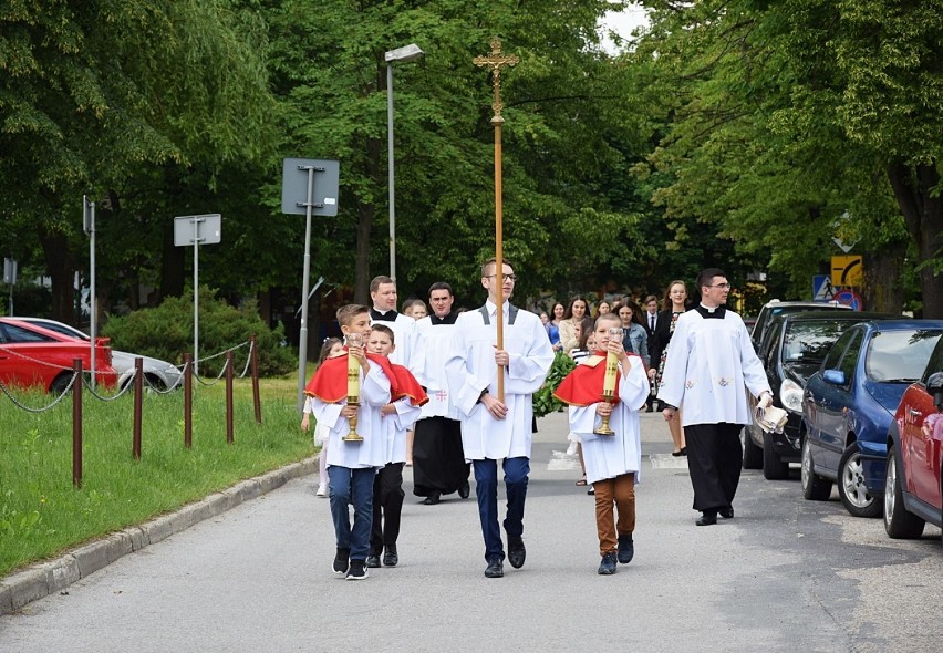 Gorlice. Pełna wzruszenia msza prymicyjna w parafii Andrzeja Boboli. Ks. Mariusz jest jej jedenastym kapłanem