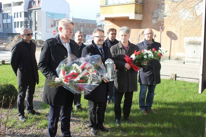 Rocznica Katastrofy Smoleńskiej. Delegacje władz Lęborka, powiatu i PiS złożyły kwiaty [ZDJĘCIA]