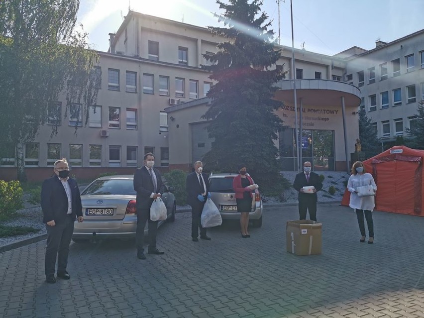 KGW z gminy Opoczno uszyły 10 tysięcy masek ochronnych dla potrzebujących, kolejne trafiły do szpitala w Opocznie [FOTO]