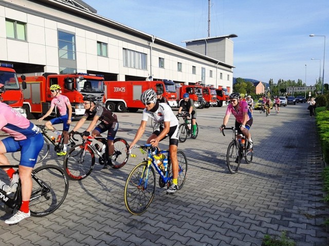 Strażacy na rowerach przejechali ponad 670 km zbierając po drodze datki na rehabilitację rannych w wypadku Rity Malinkiewicz i Katarzyny Konwy