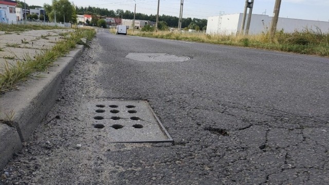 Ulica Handlowa w Czeladzi będzie remontowana. Dziś jazda jej sporym fragmentem dostarcza niecodziennych wrażeń, bowiem jest cała pofałdowana

Zobacz kolejne zdjęcia/plansze. Przesuwaj zdjęcia w prawo naciśnij strzałkę lub przycisk NASTĘPNE