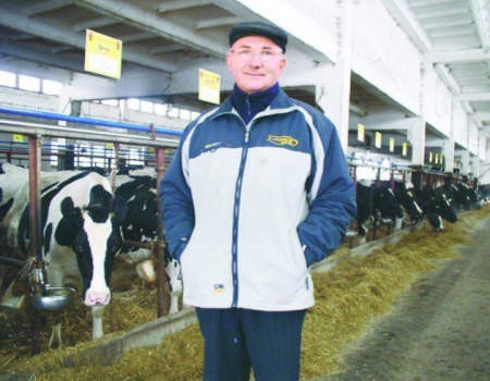 - Jak mam wytłumaczyć krowom, żeby nie produkowały tyle mleka? - pyta Zenon Kasiński z Watkowic.	Fot. Małgorzata Kamińska