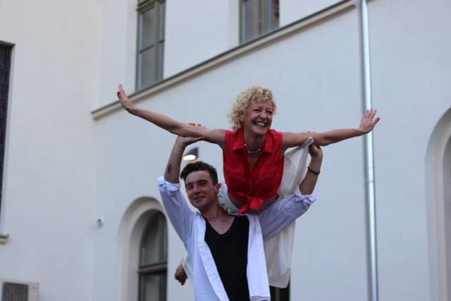 Paulina Lewandowska i Szymon Szwacher ze Startu Gniezno podczas projektu charytatywnego  "Roztańczeni", w którym gnieźnieńscy tancerze prezentowali się ze sportowcami (2019 r.)