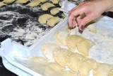 Tak zamrozisz pierogi i krokiety na Wigilię, a także nadmiar świątecznego jedzenia. Zobacz też, jak bezpiecznie korzystać z mrożonek