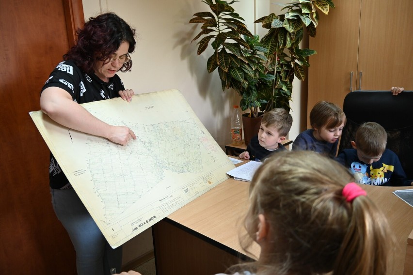 Przedszkolaki z PP 10 w Radomsku odwiedziły starostwo powiatowe w Radomsku. ZDJĘCIA
