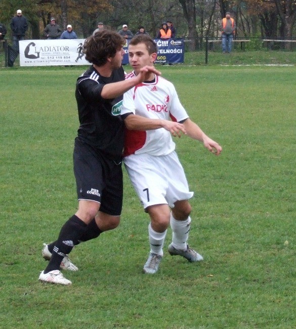 Tomasz Całus (z prawej, w białej koszulce) potrafi nie tylko przytrzymać piłkę w przodzie, ale także wzrokiem przestraszyć przeciwnika.