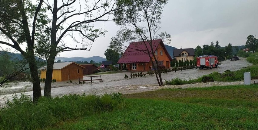 Potężna burza przeszła nad gminą Uście Gorlickie. W Regietowie zalany został hotel, w Hańczowej podtopione domy