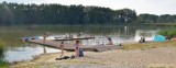 Tak wygląda Przystanek Łojewo. Plaża nad jeziorem, sprzęt wodny,  boiska sportowe, kawiarenka