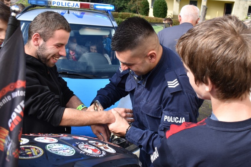 Bezpieczna droga do szkoły w gminie Miastko. Nie zabrakło motocyklistów, policjantów i… Mrówki