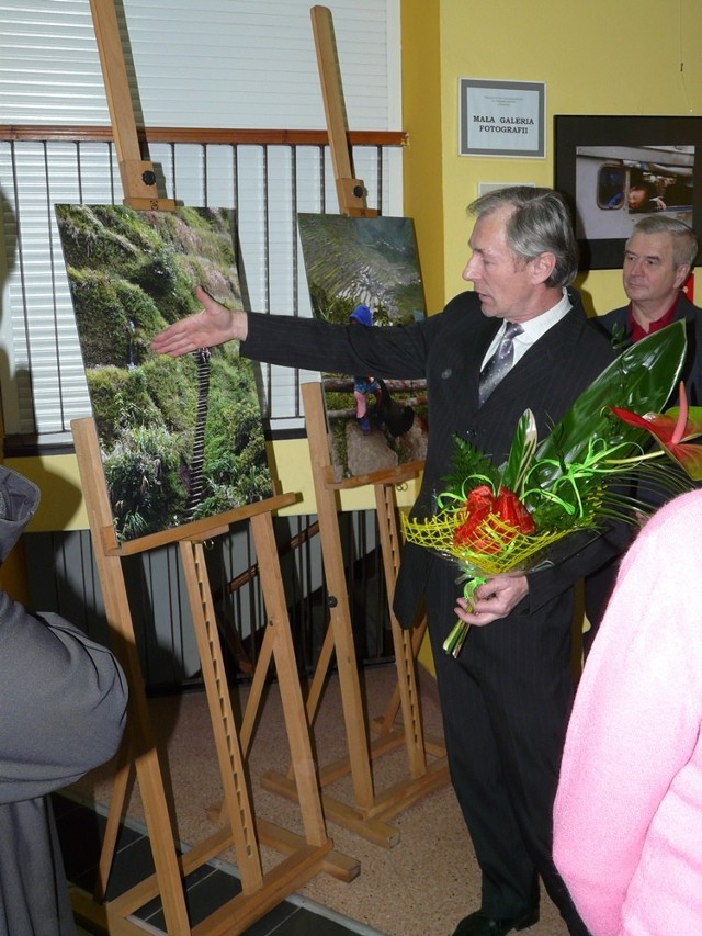 Czesław Polcyn prezentuje fotografie z Filipin