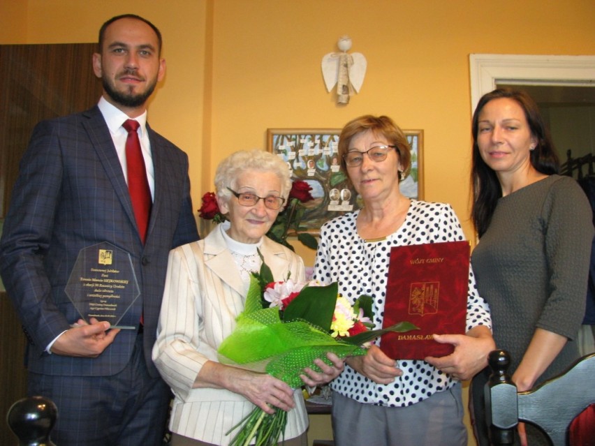 Pani Teresa z Damasławka skończyła 90 lat. Życzenia złożył jej wójt gminy