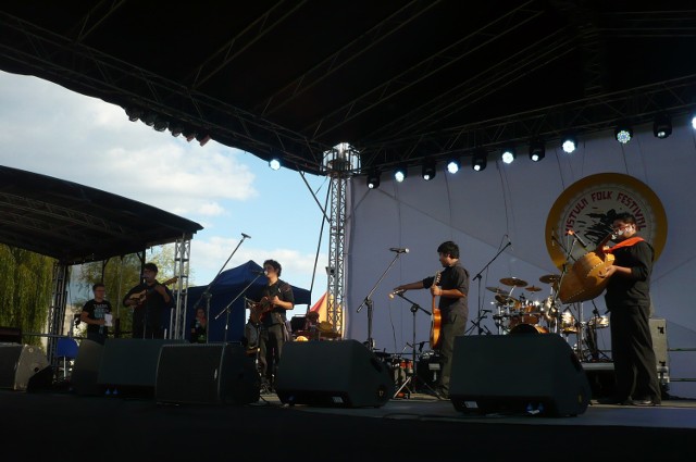 Piątkowa odsłona Vistula Folk Festival 2013 w Płocku przyciągnęła do Parku Północnego sporą publiczność