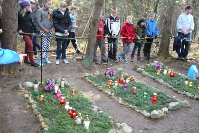 Uczniowie SP w Kożyczkowie  przy grobach i podczas wieczornicy