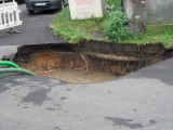 Zapadlisko w Chorzowie: Częściowo wpadł tam zaparkowany samochód [FOTO]