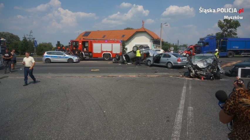 Wypadek na DK 1 w Koziegłowach: Zderzyły się cztery pojazdy, 3 osoby został ranne. Lądował helikopter LPR [ZDJĘCIA]