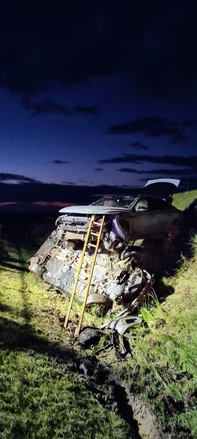 Wieczorny wypadek na S3. Lexus wpadł do rowu, najechał na niego volkswagen, który przewrócił go na bok. Kierowca lexusa trafił do szpitala