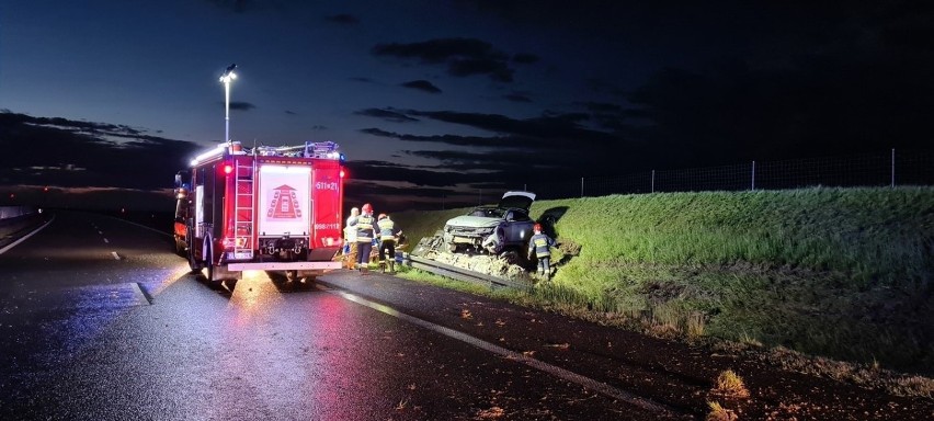 Wieczorny wypadek na S3. Lexus wpadł do rowu, najechał na niego volkswagen, który przewrócił go na bok. Kierowca lexusa trafił do szpitala