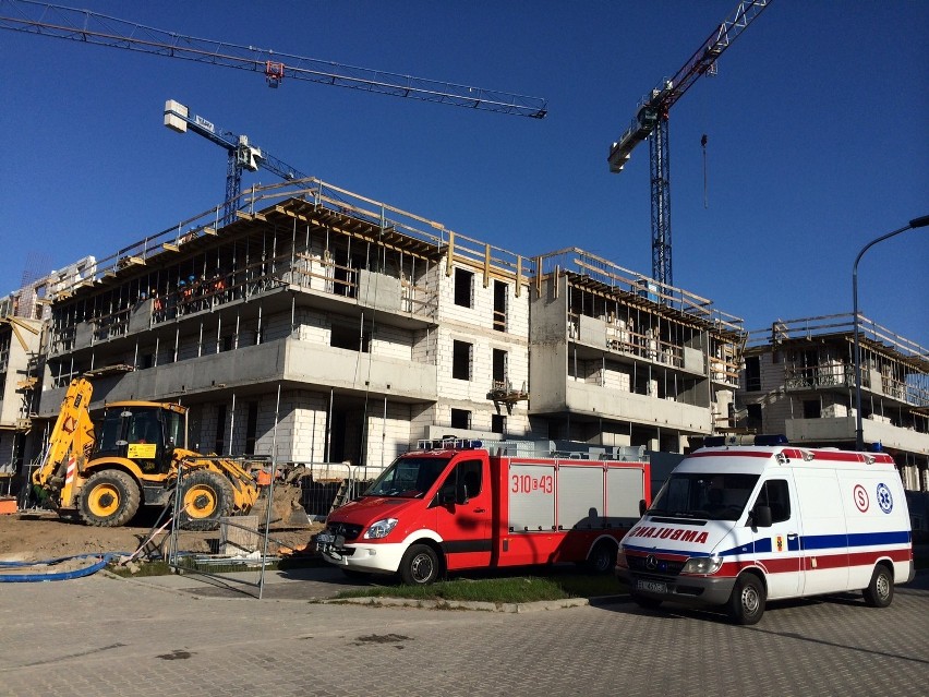 Wypadek na placu budowy przy ul. Traktorowej w Łodzi. Mężczyźni zostali zasypani ziemią